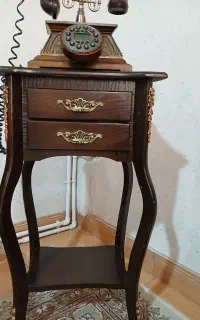 تلفن و میز تلفن سلطنتی