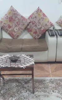 مبل چرم ۴نفره همراه با عسلی