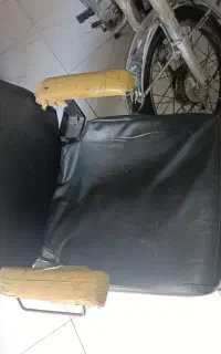 صندلی آرایشگاه به همراه آینه و دکور و باکس