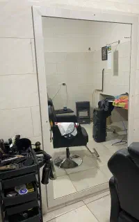 صندلی. نیمکت و آینه ارایشگاه