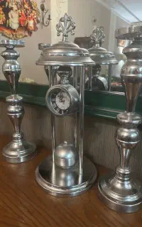 ساعت و شمعدون رو‌کنسولی