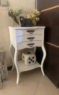 میز کنار سالنی تلفن و شال مبل