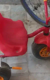 سه چرخه قرمز