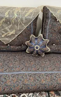 کناره پربار و پشتی و کوسن