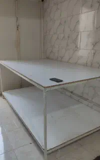 یک میز تمیز  بفروش می‌رسد