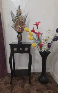 میز تلفن به همراه دو گلدان