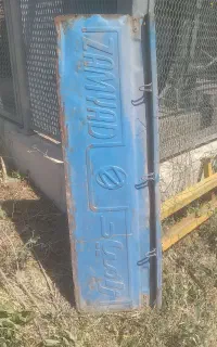 نیسان در عقب و در سمت راننده