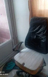 یک صندلی یک دراور
