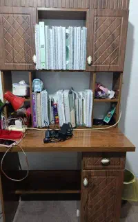 میز تحریر و کتابخانه