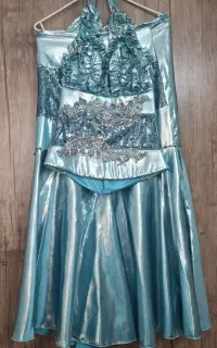 تعداد ی لباس نو