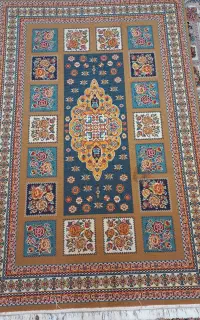 ۴ عدد قالیچه با ابعاد مختلف،و۴ عدد روفرشی کش دار