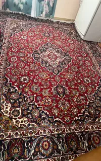 فرش ۹ متری و دوعدد پشتی قرمز