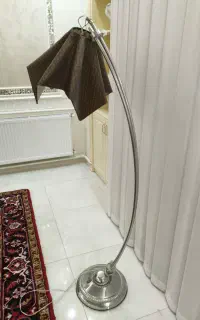 آباژور ایستاده