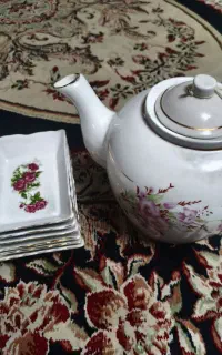 قوری بزرگ و زیر سیگاری گل سرخ قدیمی
