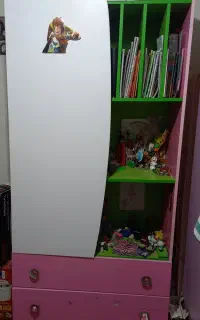 کتابخانه و کمد