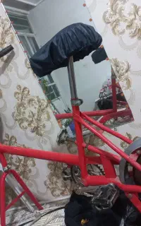 دوچرخه ثابت و مقداری وسایل و لوازم خانه