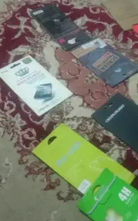 ۱۲عدد گلس گوشی در حد نو