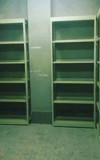 قفسه های سفید نواری