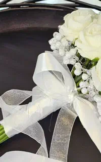 دسته گل عروس رز سفید با مروارید