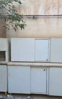 کابینت با سینک، پنجره، آجر و موزاییک