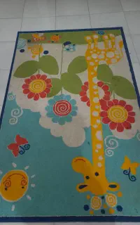 یه فرش ۴ متری با ۳ تا جلوی دری تمیز کارکرده