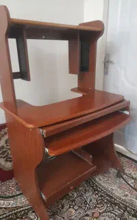 میز  تحریر و کامپیوتر
