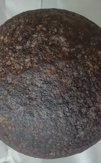 سنگ با جرم و چگالی بالا و جذب متوسط آهنربا