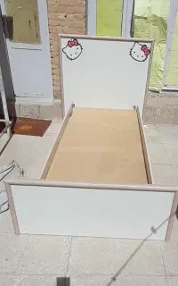 تخت چوبی جوان و نوجوان