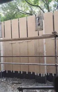 به یک کار گر دست به برش در سنگ کاری نیاز مندیم