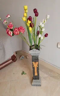 گلدان چوبی بهمراه ۴ شاخه گل مصنوعی