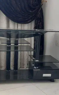 میز تلویزیون شیشه‌ای