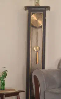 ساعت ایستاده و تخت نوجوان