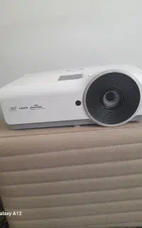 پرژکتور همراه پرده