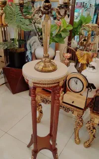 میز تلفن/ آباژور/ گلدان   کنار سالنی  چوبی
