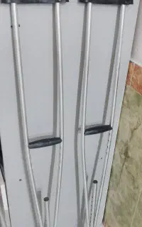عصا ی زیر بغل و توالت فرنگی