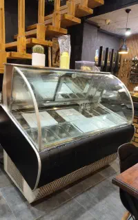 یخچال ویترینی بستنی