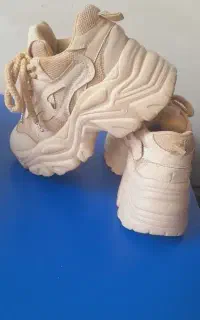 کفش دخترانه(زنانه) رنگ کرمی ۳۸