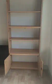 کتابخانه و قفسه چوبی باکیفیت و جادار، بسیار تمیز