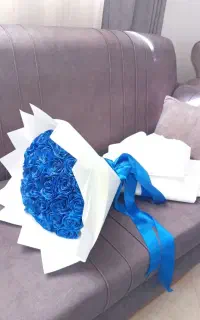 ۳۰ شاخه اماده تحویل در سه رنگ ابی قرمز صورتی گل