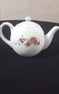 تعدادی پارچ و قوری قدیمی توضیحات و کامل بخونید