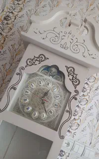 ساعت سفید ایستاده سالم