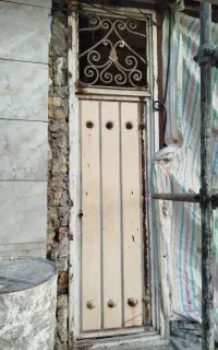 در منزل ویلایی باغی