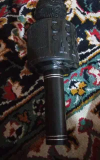 اسپیکر میکروفن داره