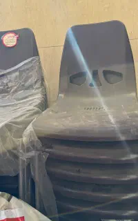 صندلی قهوه ای