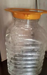 دبه ترشی و زیتون در فلکه ای