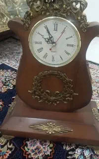 یک‌عددساعت‌قدیمی‌چوبی‌وبرنزی