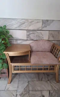 میز تلفن طلایی