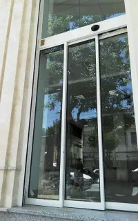 کرکره برقی و شیشه سکوریت