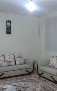 مبلمان راحتی (در حد نو) و جلو مبلی و میز تی وی