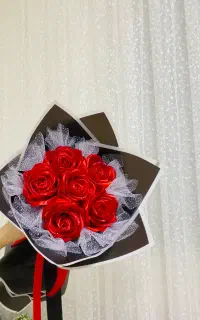 قرمز جاودان همراە با تور سفید